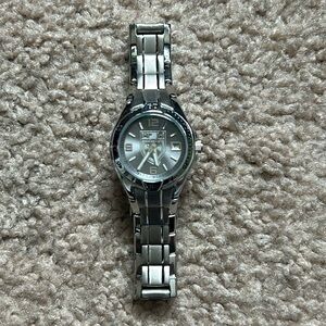 Ducks Unlimited Remix women’s vintage silver wristwatch fits a M-L sized wrist‎